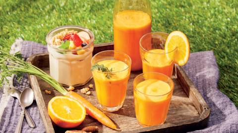 Сок от куркума, портокал, морков и ябълка