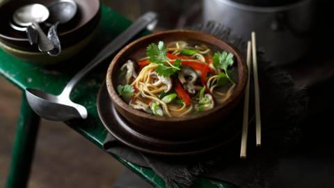 Азиатска супа с нудели и гъби шийтаке