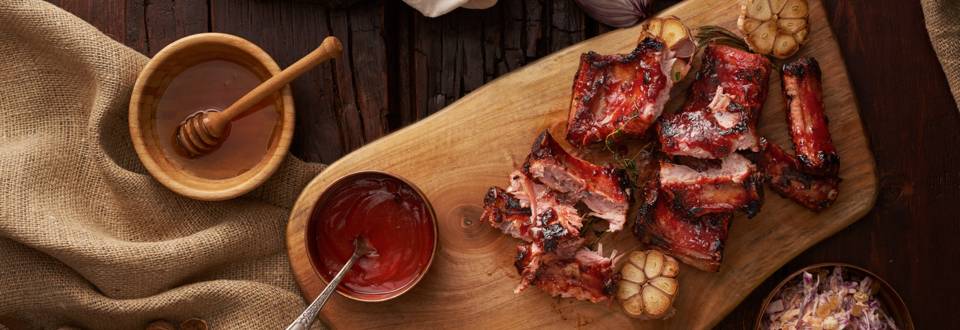Свински ребра Spare ribs с барбекю сос и салата „Колсло“