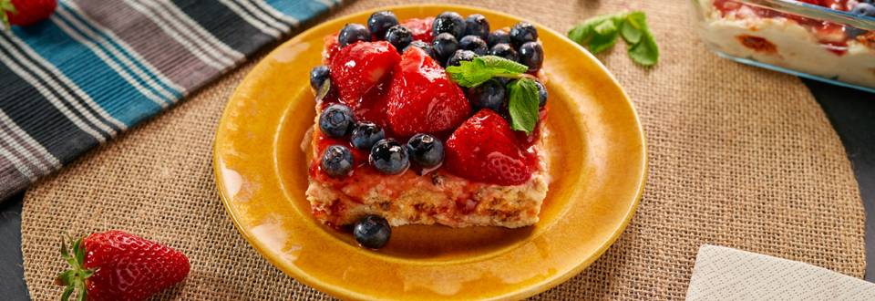 Бисквитена торта с маскарпоне и сладко от ягоди, поднесена с пресни ягоди и боровинки