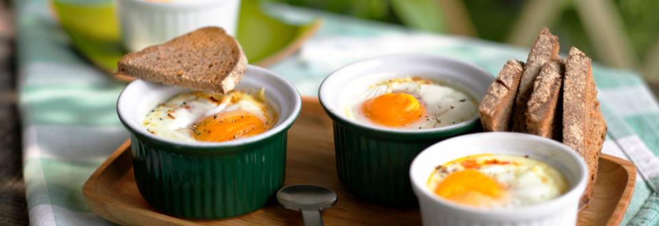 Яйца на фурна със салам и чушка