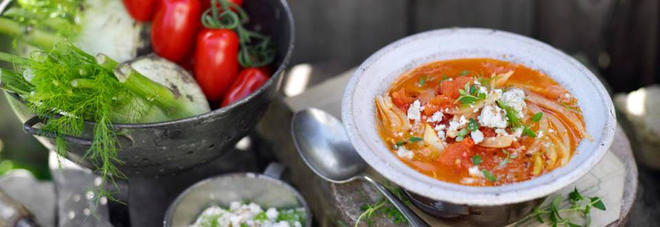 Супа от домати и резене с топинг от натрошено сирене Фета