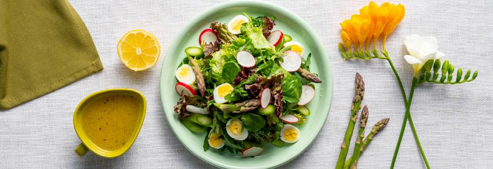 Микс от зелени салати с аспержи, репички и пъдпъдъчи яйца – чудесна пролетна рецепта