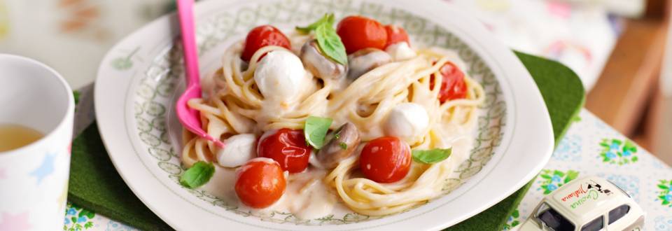Спагети с моцарела и чери домати