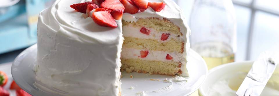 Торта с бъз и ягоди