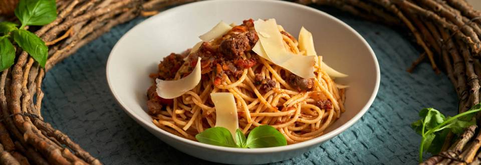 Спагети с домашни наденички