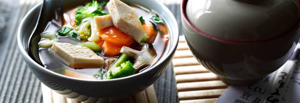 Супа мисо със зеленчуци и тофу